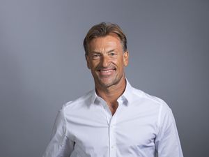 Pelatih Arab Pakai Sneakers LV di Piala Dunia 2022, Kemeja Putih Jadi Jimat