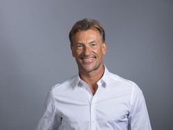 Pelatih Arab Pakai Sneakers LV di Piala Dunia 2022, Kemeja Putih Jadi Jimat