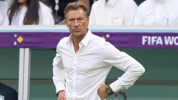 8 Gaya Pelatih Arab Pakai Kemeja Putih, Jimat Keberuntungan di Lapangan