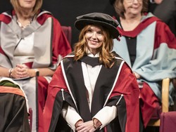 Raih Gelar Doktor, Geri Halliwell Pecahkan Rekor Spice Girls