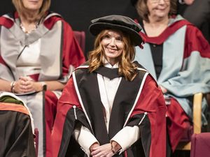 Raih Gelar Doktor, Geri Halliwell Pecahkan Rekor Spice Girls Raih Gelar Doktor, Geri Halliwell Pecahkan Rekor Spice Girls