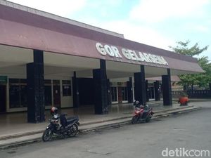 Melihat Kerusakan GOR Gelarsena Klaten: Atap Bocor-Lantai Ditambal