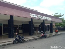 Melihat Kerusakan GOR Gelarsena Klaten: Atap Bocor-Lantai Ditambal