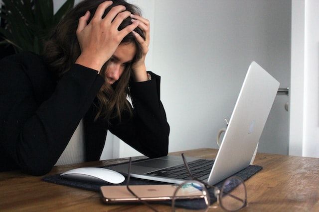 Ilustrasi kelelahan emosional (Foto: Unsplash/Elisa Ventur)