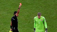 Kiper Wales Wayne Hennessey melakukan sapuan ceroboh di luar kotak penalti yang membahayakan Mehdi Taremi pada menit ke-85. Wasit mengeluarkan kartu merah.