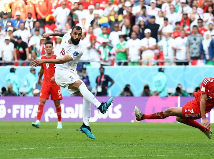 Soccer Football - FIFA World Cup Qatar 2022 - Group B - Wales v Iran - Ahmad Bin Ali Stadium, Al Rayyan, Qatar - November 25, 2022   
Wales players react after Iran's Roozbeh Cheshmi scored their first goal REUTERS/Fabrizio Bensch
