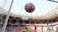Tendangan Rouzbeh Cheshmi tidak mampu dibendung kiper pengganti Wales.