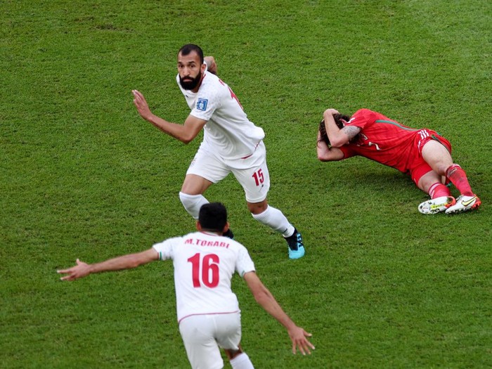 Soccer Football - FIFA World Cup Qatar 2022 - Group B - Wales v Iran - Ahmad Bin Ali Stadium, Al Rayyan, Qatar - November 25, 2022   
Wales players react after Iran's Roozbeh Cheshmi scored their first goal REUTERS/Fabrizio Bensch