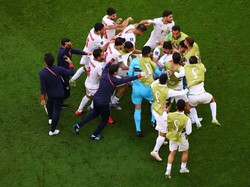 Hasil ini disambut gembira pemain Iran.