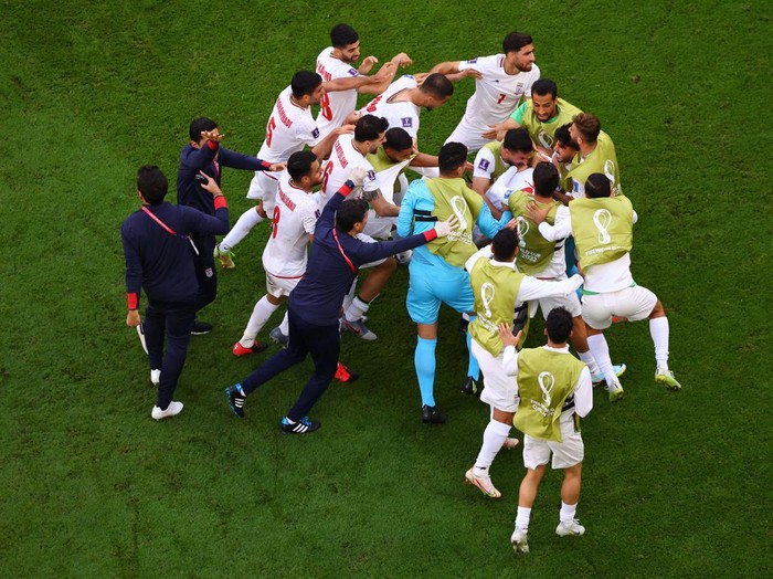 Soccer Football - FIFA World Cup Qatar 2022 - Group B - Wales v Iran - Ahmad Bin Ali Stadium, Al Rayyan, Qatar - November 25, 2022   
Wales players react after Iran's Roozbeh Cheshmi scored their first goal REUTERS/Fabrizio Bensch