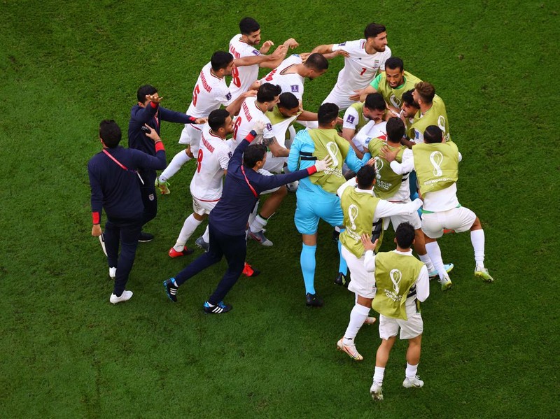 Soccer Football - FIFA World Cup Qatar 2022 - Group B - Wales v Iran - Ahmad Bin Ali Stadium, Al Rayyan, Qatar - November 25, 2022   
Wales players react after Iran's Roozbeh Cheshmi scored their first goal REUTERS/Fabrizio Bensch