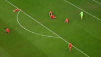 Sementara para pemain Wales tampak terkapar.