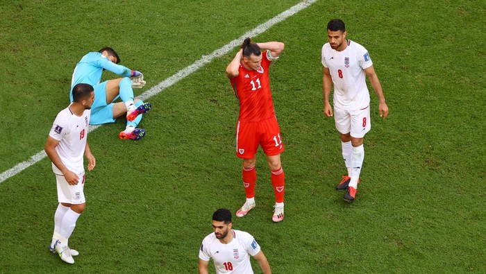 Iran Bikin Wales Terkapar Soccer Football - FIFA World Cup Qatar 2022 - Group B - Wales v Iran - Ahmad Bin Ali Stadium, Al Rayyan, Qatar - November 25, 2022
Wales players react after Iran's Roozbeh Cheshmi scored their first goal REUTERS/Fabrizio Bensch