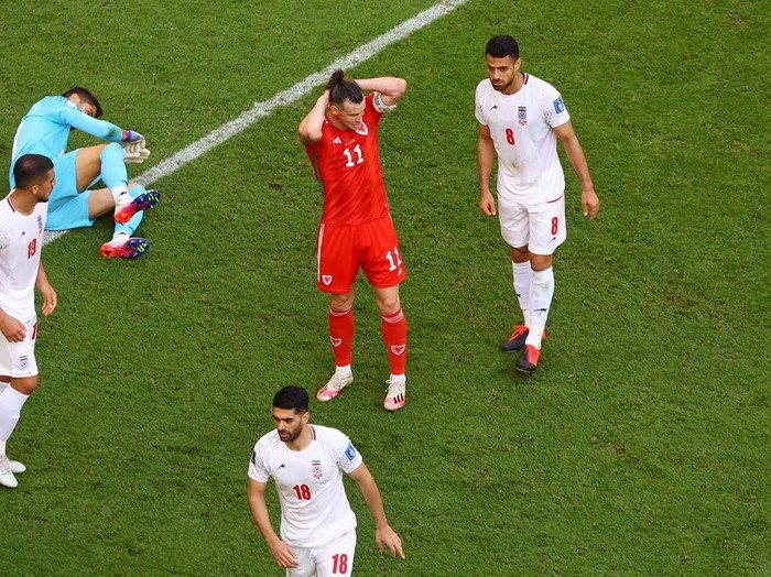 Soccer Football - FIFA World Cup Qatar 2022 - Group B - Wales v Iran - Ahmad Bin Ali Stadium, Al Rayyan, Qatar - November 25, 2022   
Wales players react after Iran's Roozbeh Cheshmi scored their first goal REUTERS/Fabrizio Bensch