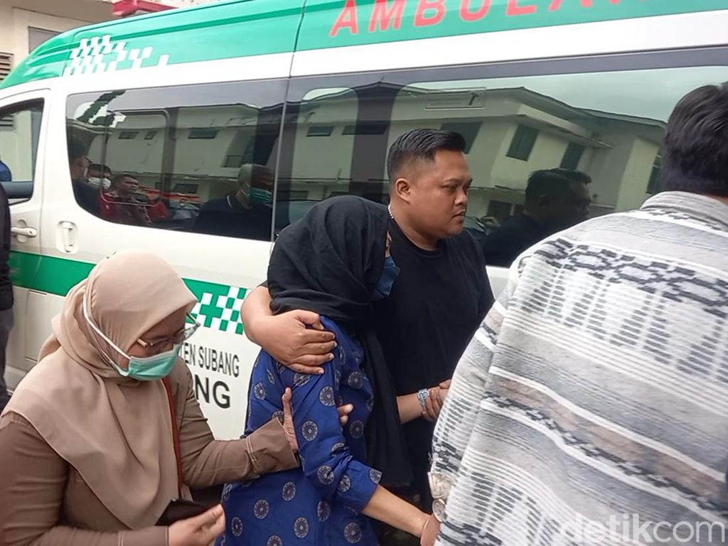 Tangis Istri-Anak Saat Jemput Jenazah Kepala BKD Jabar di RSUD Subang