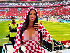 Gaya Miss Kroasia yang Dikecam karena Nekat Tampil Seksi di Piala Dunia Qatar Gaya Miss Kroasia yang Dikecam karena Nekat Tampil Seksi di Piala Dunia Qatar
