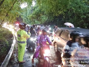 Alat Berat Dikerahkan Keruk Longsor di Jalur Piyungan-Patuk