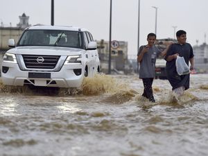 Jeddah Diguyur Hujan Lebat, Jalan Menuju Mekah Banjir