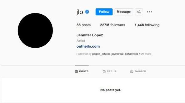Jennifer Lopez mendadak menghapus semua foto di media sosial miliknya dan mengubah foto profilnya menjadi hitam.