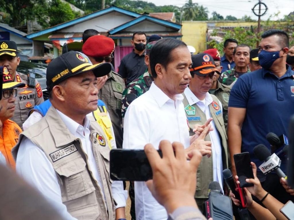 Potret Jokowi Blusukan Lagi ke Cianjur