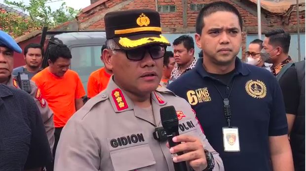 Kapolres Metro Bekasi Kombes Gidion (kiri) dan Kasat Reskrim Polres Metro Bekasi Kompol Gogo Galesung merilis penangkapan perampok yang buang korban di pinggir jalan Kedungwaringin, Bekasi.