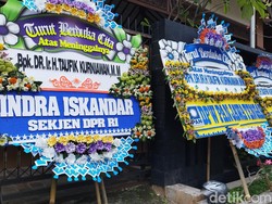Sederet Karangan Bunga di Rumah Duka Eks Waket DPR Taufik Kurniawan