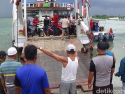 Pintu KM Samporna Lepas, 7 Penumpang-6 Motor Terjun ke Laut di Sumenep