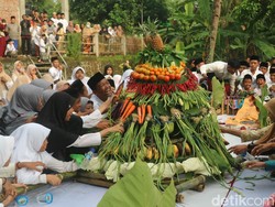 Meriahnya Kirab Pager Mangkok di Kudus Lestarikan Ajaran Sunan Muria