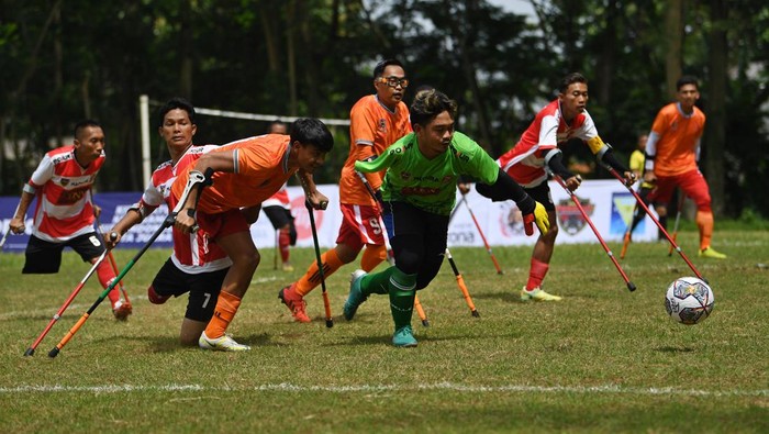 KOMPETISI SEPAK BOLA AMPUTASI PERTAMA DI INDONESIA Penjaga gawang tim sepak bola amputasi Persam Madura Sulton berusaha menahan tembakan bola pesepak bola Persaj Jakarta dalam laga perdana Piala Menpora 2022 yang berakhir dengan skor 12-0 untuk kemenangan Persaj di Lapangan Pamentas, Lebak Bulus, Jakarta, Jumat (25/11/2022). Piala Menpora yang berlangsung hingga Minggu (27/11/2022) serta diikuti enam tim tersebut merupakan kompetisi sepak bola amputasi pertama di Indonesia dan bertujuan mengembangkan bakat atlet cabang olah raga itu sehingga tim nasionalnya dapat terbentuk lebih kuat untuk kompetisi internasional mendatang. ANTARA FOTO/Aditya Pradana Putra/aww.