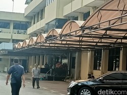 Sejumlah Personel Berjaga di Ruang Baintelkam Polri Usai Insiden Korsleting