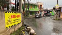 Dear Pemkot Bandung, Jalan Cingised Rusak Parah Perlu Perbaikan