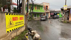 Dear Pemkot Bandung, Jalan Cingised Rusak Parah Perlu Perbaikan