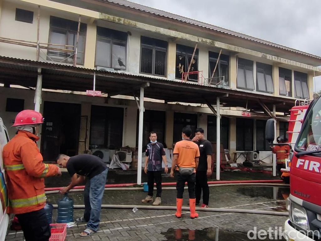 Gedung Dinas Perpustakaan Kulon Progo Terbakar, Kerugian Capai Rp100 Juta Gedung Dinas Perpustakaan Kulon Progo Terbakar, Kerugian Capai Rp100 Juta