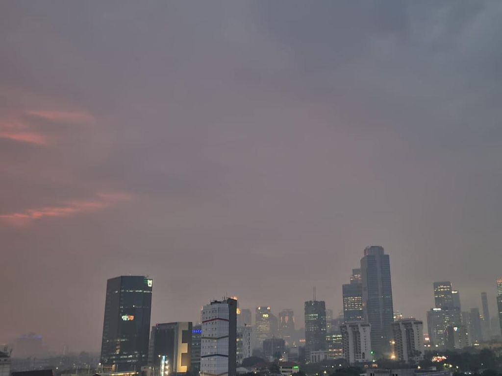 Langit Jakarta Sore Tadi, Berkabut atau Polusi?