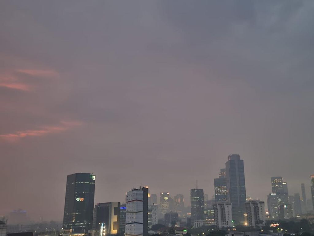 Langit Jakarta Sore Tadi, Berkabut atau Polusi? Langit Jakarta Sore Tadi, Berkabut atau Polusi?