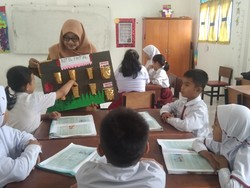 Kisah Guru Lili, Sulap Botol Bekas Jadi Media Ajar