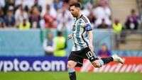 Lionel Messi mendapat hadiah penalti saat Argentina bersua Arab Saudi di Piala Dunia, Selasa 22 November 2022. (Foto: Getty Images/BSR Agency)