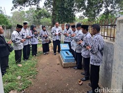 Hari Guru Nasional, Makam Pencipta Hymne Guru di Kota Madiun Dipadati Peziarah
