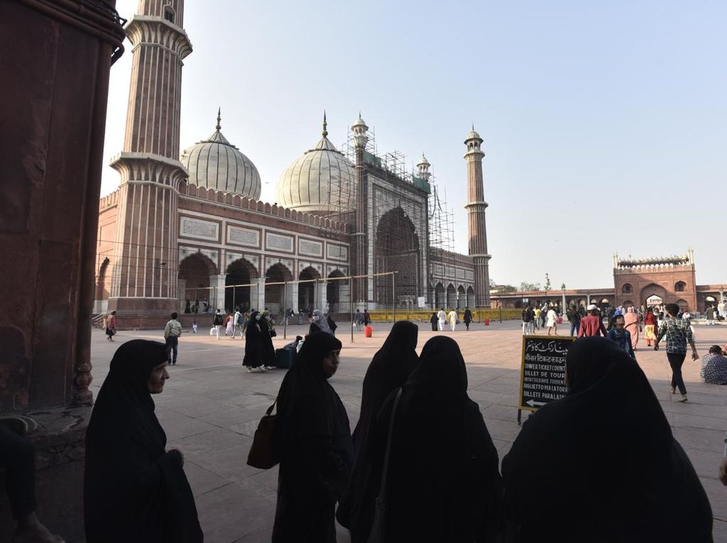 Diprotes, Masjid Jama India Batalkan Larangan Wanita ke Masjid Sendirian