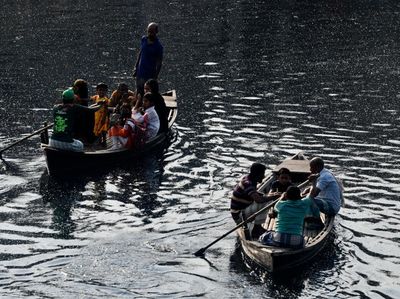 Menyeberangi Sungai Paling Tercemar di Bangladesh