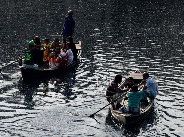 Menyeberangi Sungai Paling Tercemar di Bangladesh