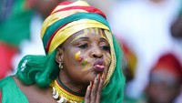 Suporter Kamerun tampil totalitas dengan atribut warna-warni. Adam Davy/PA Images/Getty Images