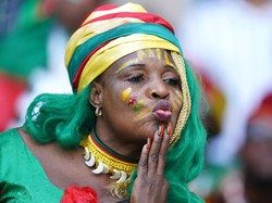 Suporter Kamerun tampil totalitas dengan atribut warna-warni. Adam Davy/PA Images/Getty Images
