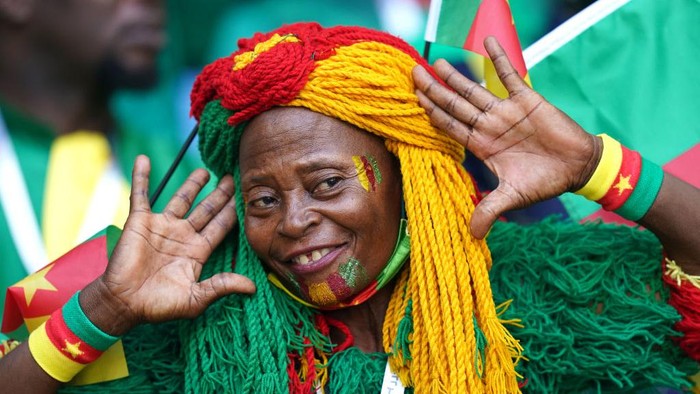 Meriah Warna-warni Suporter Kamerun A Cameroon fan show their support in the stands prior to the FIFA World Cup Group G match at the Al Janoub Stadium, Al-Wakrah, Qatar. Picture date: Thursday November 24, 2022. (Photo by Adam Davy/PA Images via Getty Images)