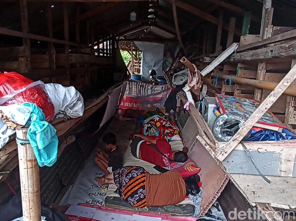 BNPB Datangi Korban Gempa Cianjur yang Mengungsi di Kandang Kambing