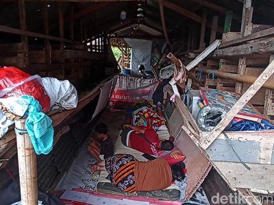 Miris! Korban Gempa Cianjur Ngungsi di Kandang Kambing