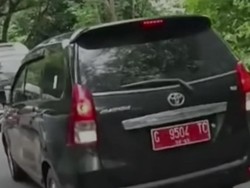 Mobil DPRD Batang Lawan Arus di Yogya, Dipaksa Mundur Pengendara