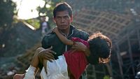 Momen Ayah Gendong Anak yang Luka Akibat Gempa Cianjur