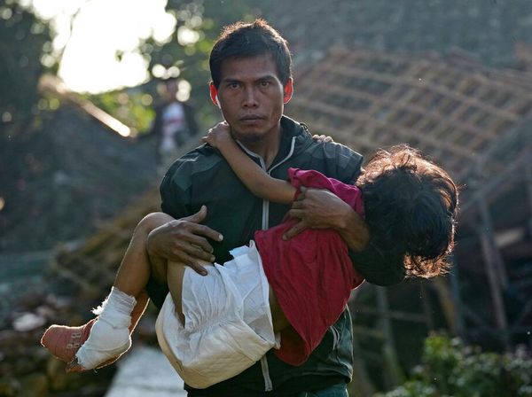 Momen Ayah Gendong Anak yang Luka Akibat Gempa Cianjur