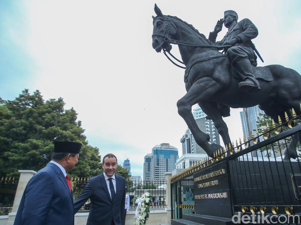 Momen Prabowo Kenalkan Sukarno ke Menteri Angkatan Bersenjata Prancis Momen Prabowo Kenalkan Sukarno ke Menteri Angkatan Bersenjata Prancis